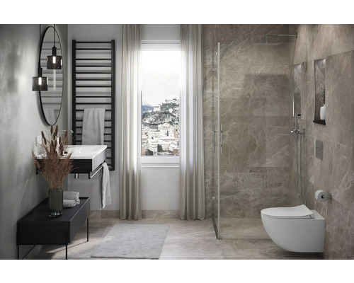 Wand- en vloertegel Pietra Marmo greige 60x120 cm gerectificeerd Moderne badkamer met wastafel, spiegel, handdoekradiator, douche en toilet