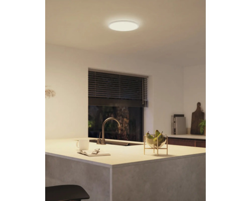 PHILIPS Hue White and Color Ambiance LED paneel Tento Ø 29 cm RGB+CCT wit Moderne keuken met ronde plafondlamp voor een heldere en uitnodigende sfeer.