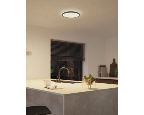 PHILIPS Hue White and Color Ambiance LED paneel Tento Ø 29 cm RGB+CCT zwart Keukenscène met plafondlamp, gootsteen, fruitschaal en raam