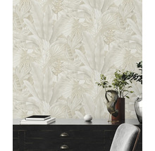 Woonkamer met patroonbehang met bladeren en planten