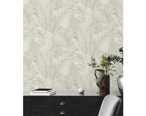 Woonkamer met patroonbehang met bladeren en planten