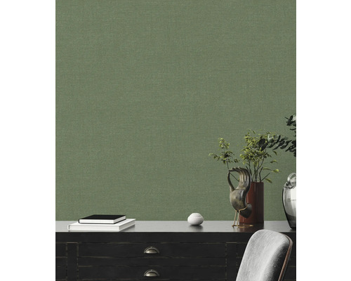 Behang met stofstructuur in een kamer met ladekast en decoratie