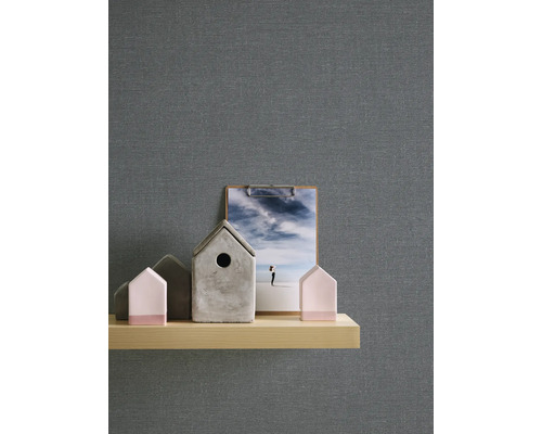 Decoratieve scène met grijs behang, houten plank, huisjes en een foto