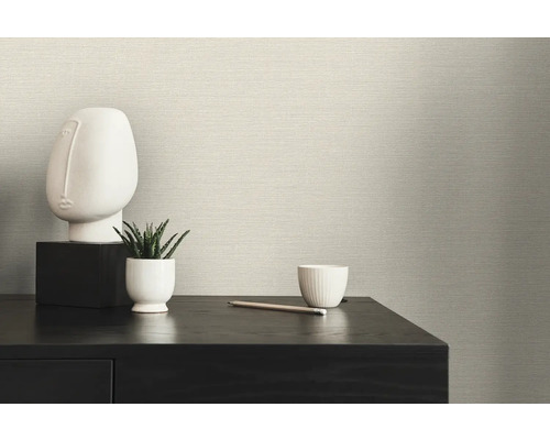 Scene met textielbehang, tafel, sculptuur en plant