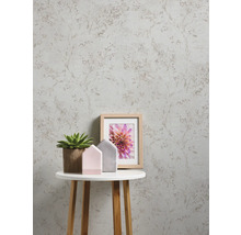 Behang met bloemmotief en tafeldecoratie