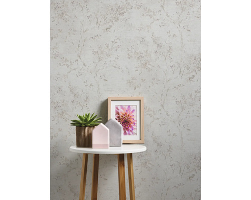 Behang met bloemmotief en tafeldecoratie