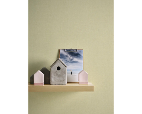 Decoratieve scène met huisvormen, klembord en foto op een plank