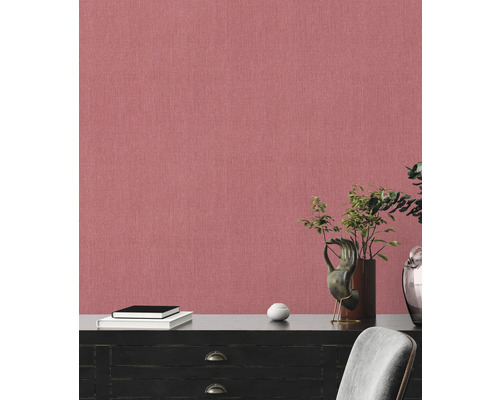 Close-up van een muur met textielbehang in linnenlook, gecombineerd met een dressoir en decoratieve elementen.