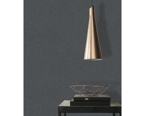 Textielbehang in een kamer met een hanglamp