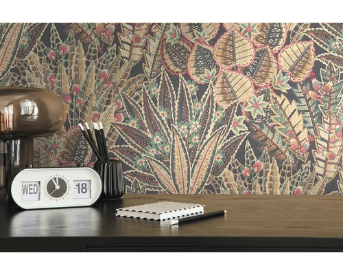 Detailopname van een kamer met een bloemenbehang, een retro tafelkalender, pennen en een notitieboek