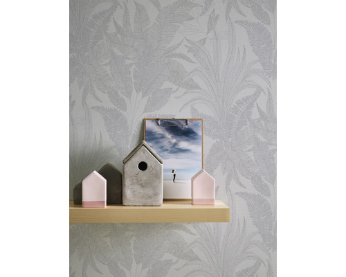 Decoratief stilleven met bloemenbehang, houten plank en sierhuisjes