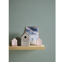 Wanddecoratie met behang, houten plank en decoratieve elementen