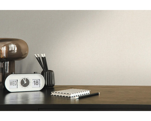 Detailopname van een beige behang met bureau en accessoires