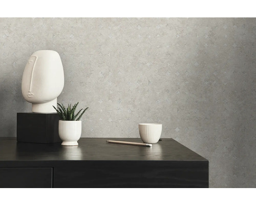 Decoratief behang met patroon op een dressoir met decoraties.