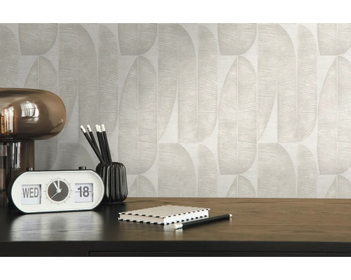 Woonkamer scène met patroonbehang en bureau-accessoires