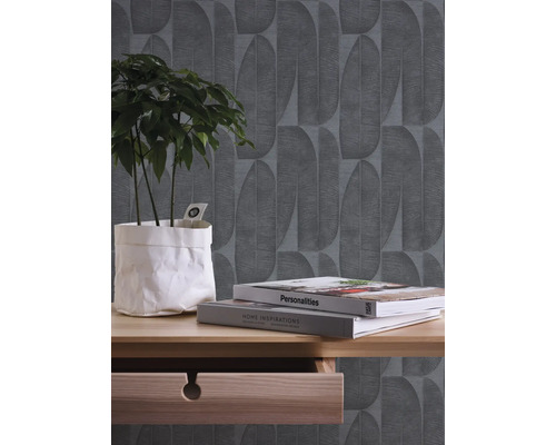 Scene met patroonbehang, plant en decoratieboeken op een houten tafel