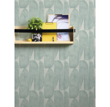 Muur met behang met bladerdesign en plank met decoratie