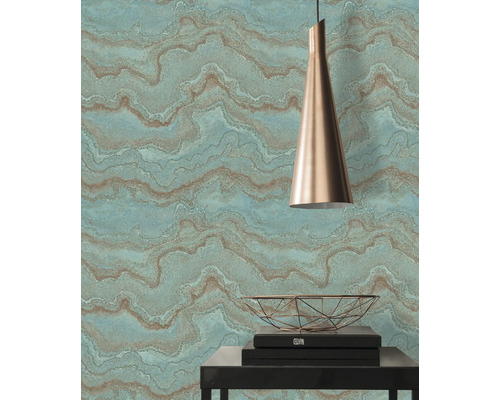 Wanddecoratie met marmerlook, lamp en decoratie