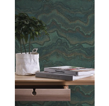 Decoratief behang met plantmotief, tafel en decoratie