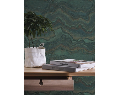 Decoratief behang met plantmotief, tafel en decoratie