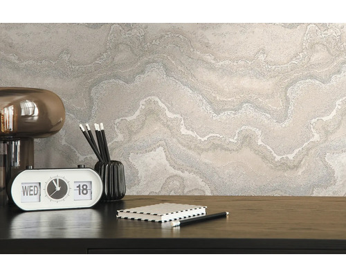 Close-up van een wandbehang met een golvend marmerpatroon in een kantoor.