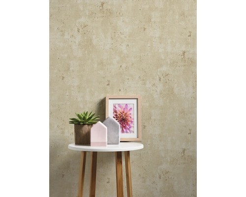 Decoratieve muur met patroon, bijzettafel met kamerplant, huizen en fotolijst