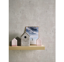 Decoratieve scène met een houten plank waarop huisvormige decoraties en een klembord staan.