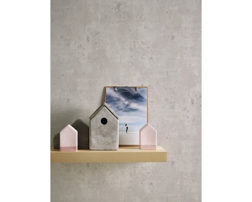 Decoratieve scène met een houten plank waarop huisvormige decoraties en een klembord staan.