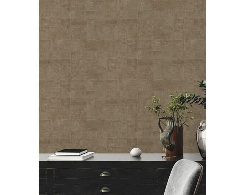 Wand met een behang met steenmotief