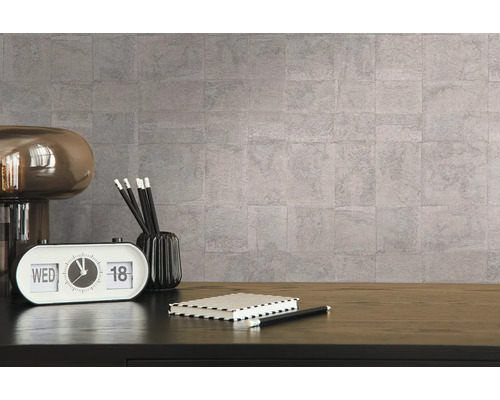 Decoratieve wanddecoratie met een tafellamp, een kalender, pennen en een notitieboek op een bureau.