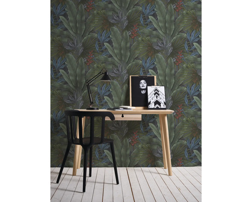 Werkplek met jungle behang, bureau en stoel