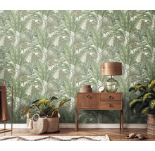 Woonkamer met botanisch behang, houten dressoir en kamerplanten voor een heldere sfeer.
