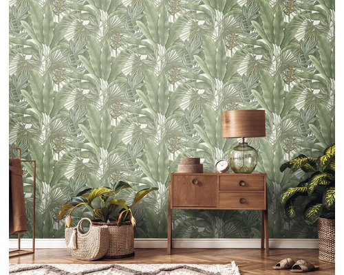 Woonkamer met botanisch behang, houten dressoir en kamerplanten voor een heldere sfeer.