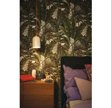 Slaapkamer met nachtkastje, bed en junglebehang