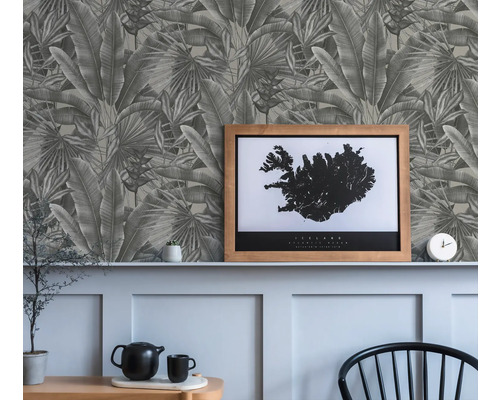 Woonkamer met grijs bladmotiefbehang, gedecoreerd met tafel, stoel en ingelijste afbeelding