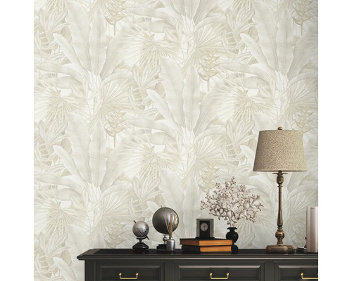 Close-up van een woonkamermuur met tropisch bladerenbehang en een dressoir