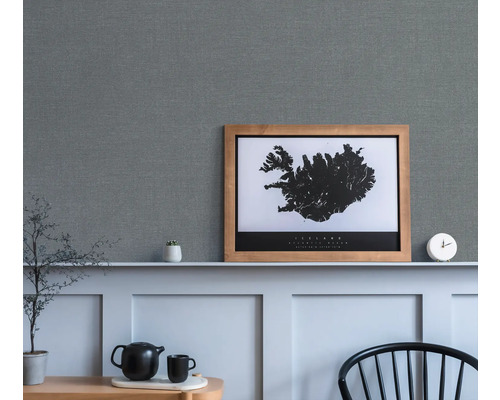 Woonkamer met grijs textielbehang, plank en decoraties