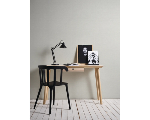 Bureau met lamp, stoel en decoratieve artikelen