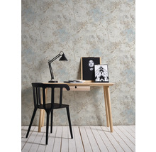 Scene met bureau, stoel, lamp en behang met motief