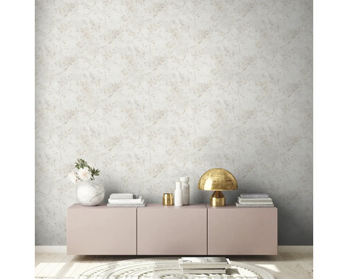 Woonkamer met dressoir, tafellamp, decoratie en bloemenbehang.