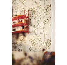 Woonkamer met een behang met plantenmotief en een rode plank