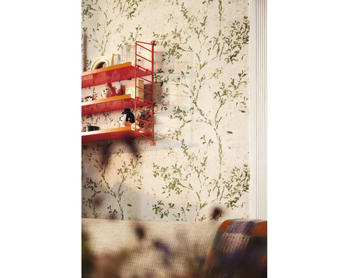 Woonkamer met een behang met plantenmotief en een rode plank