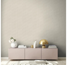 Woonkamer met dressoir, lamp en decoratie