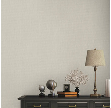 Muur met beige behang en dressoir met decoraties