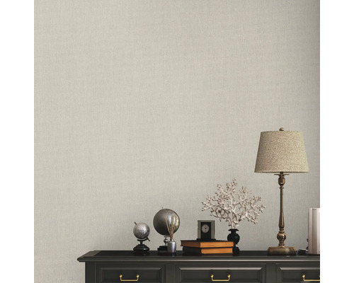 Muur met beige behang en dressoir met decoraties