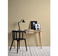 Bureau met lamp, notitieblok, pen, stoel en fotolijsten