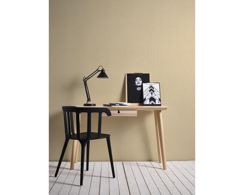 Bureau met lamp, notitieblok, pen, stoel en fotolijsten