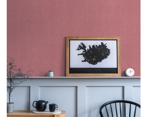 Wanddecoratie met een IJslandposter in een houten lijst op een wandplank.