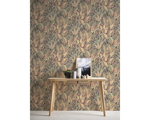 Kameroverzicht met bloemenbehang en lichte houten tafel.