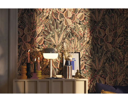 Decoratieve kamer met bloemenbehang, dressoir en decoratieve objecten.